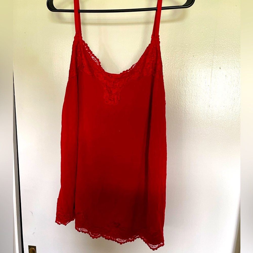 Solid tank with lace in red